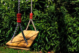 Guide pratique pour suspendre facilement une balançoire à un arbre